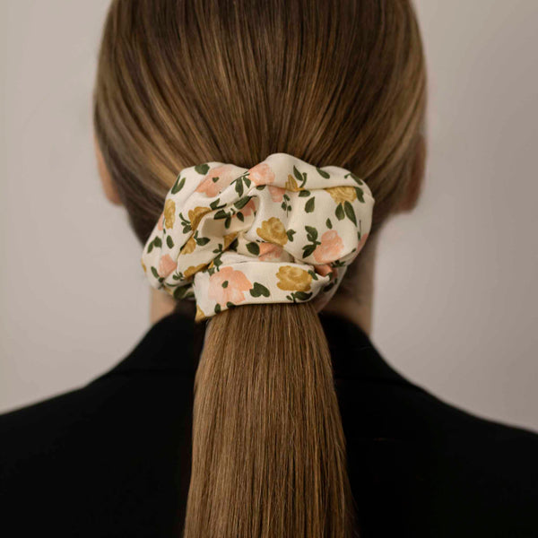 NATURAL SILK FLOWER MATTE HAIR TIE