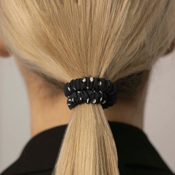 BLACK POLKA DOT SILK HAIR TIE OF MEDIUM THICKNESS | STORIEMS PLAUKAMS MidiMI